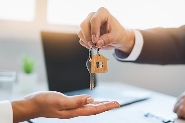 This shows a landlord handing keys to a tenant